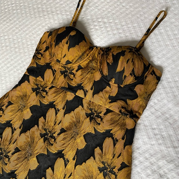 GORGEOUS Occasion Dress Le Chateau - BNWT - Picture 6 of 7